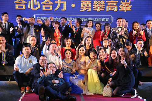 正能量為希望小學捐獻無電照明系統