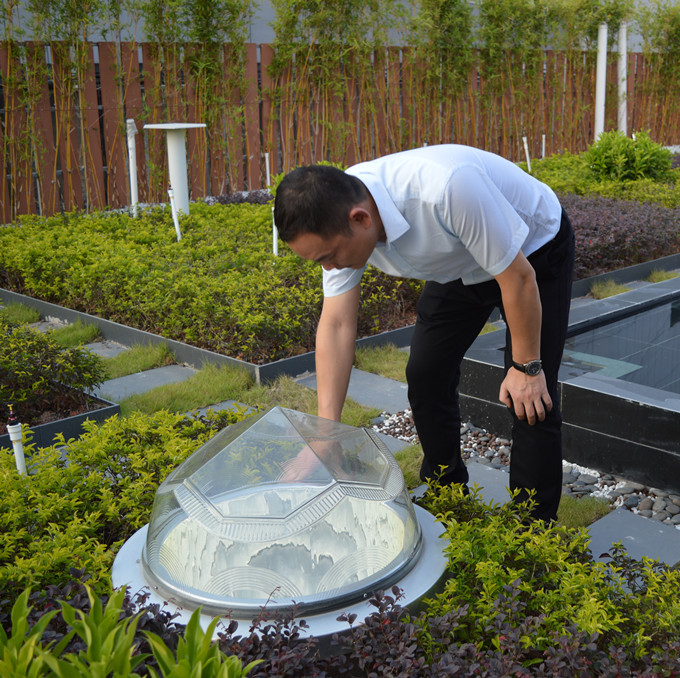 好奇的客戶在體驗這“顆”鉆石型的導光管采光系統 好奇的客戶在體驗這“顆”鉆石型的導光管采光系統